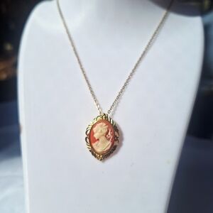 Vintage Elegant Gold-toned Cameo Pendant Necklace